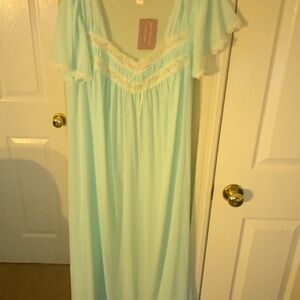 Elegant Mint Green Nightgown‎